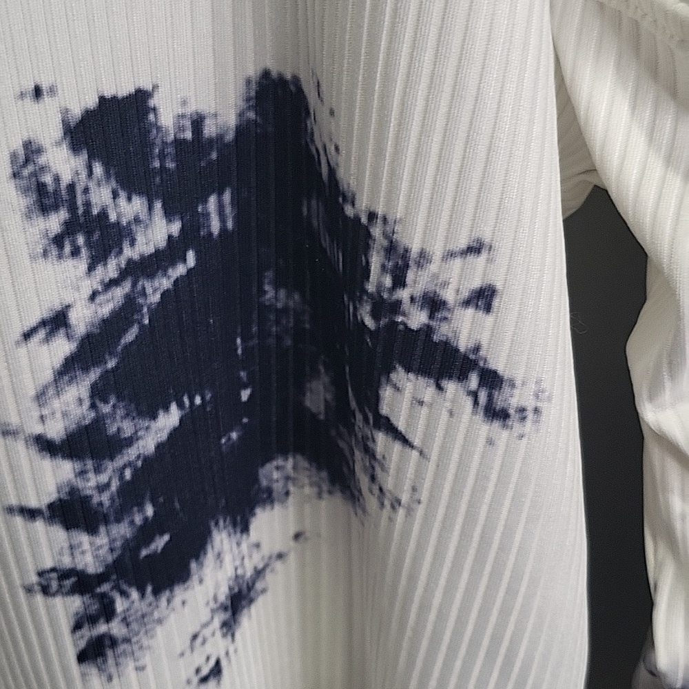 NWT Blue/white tie dye pattern cut out shoulder "laced look" shirt. Size XL - Picture 4 of 4